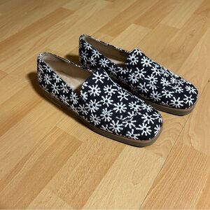 Tommy Bahama Black and White Floral Embroidered Canvas Loafers Size 8